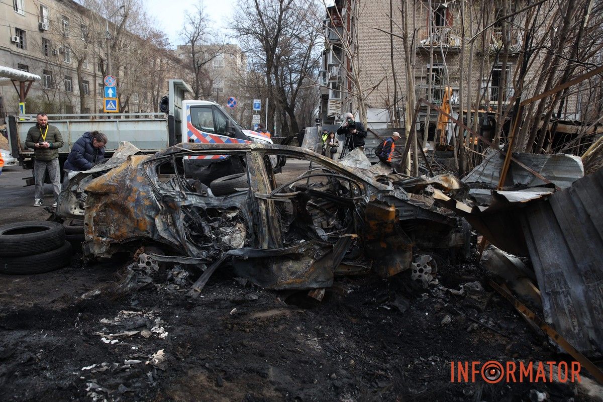 Потрощені та знищені вогнем автомобілі, бите скло на уламки: як виглядають місця «прильотів» БпЛА у Дніпрі 8