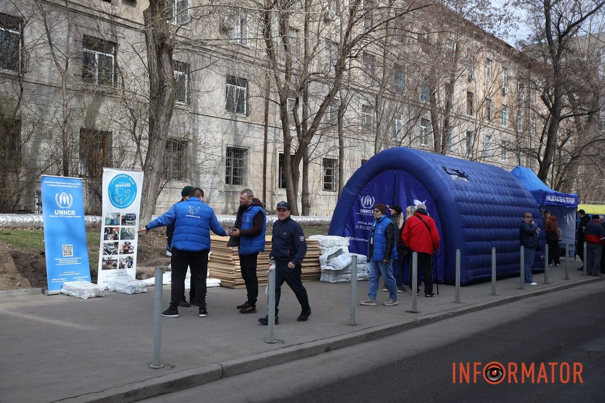 Потрощені та знищені вогнем автомобілі, бите скло на уламки: як виглядають місця «прильотів» БпЛА у Дніпрі 9