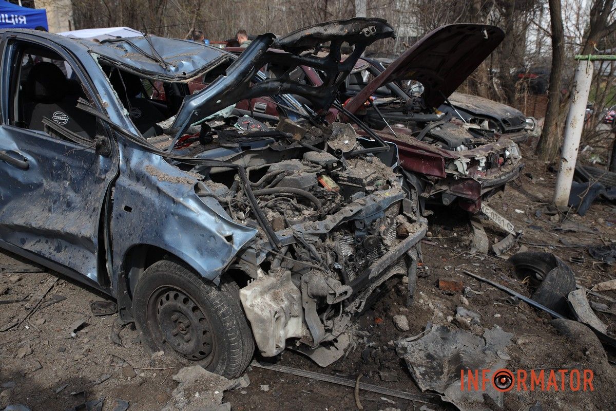 Потрощені та знищені вогнем автомобілі, бите скло на уламки: як виглядають місця «прильотів» БпЛА у Дніпрі 4
