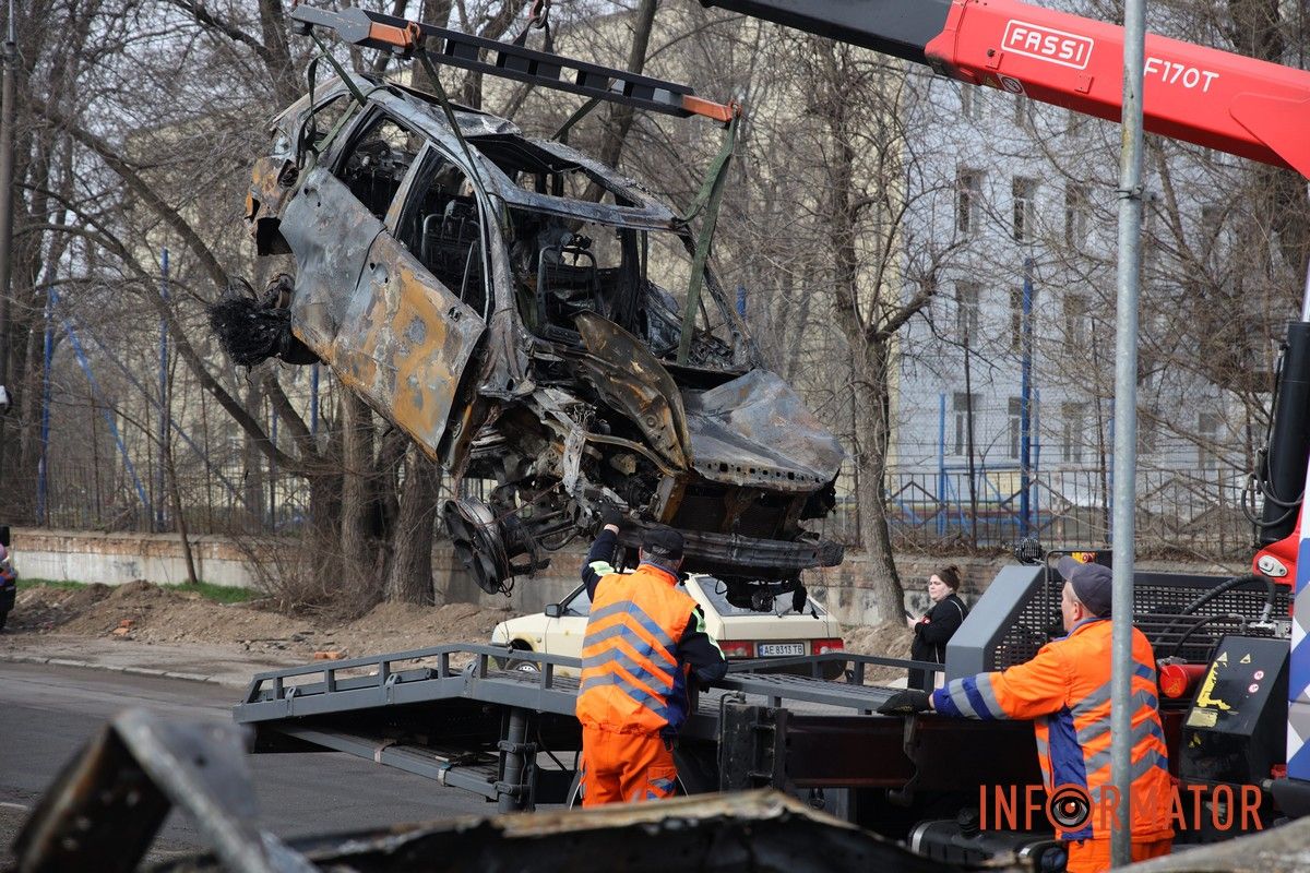 Потрощені та знищені вогнем автомобілі, бите скло на уламки: як виглядають місця «прильотів» БпЛА у Дніпрі 2