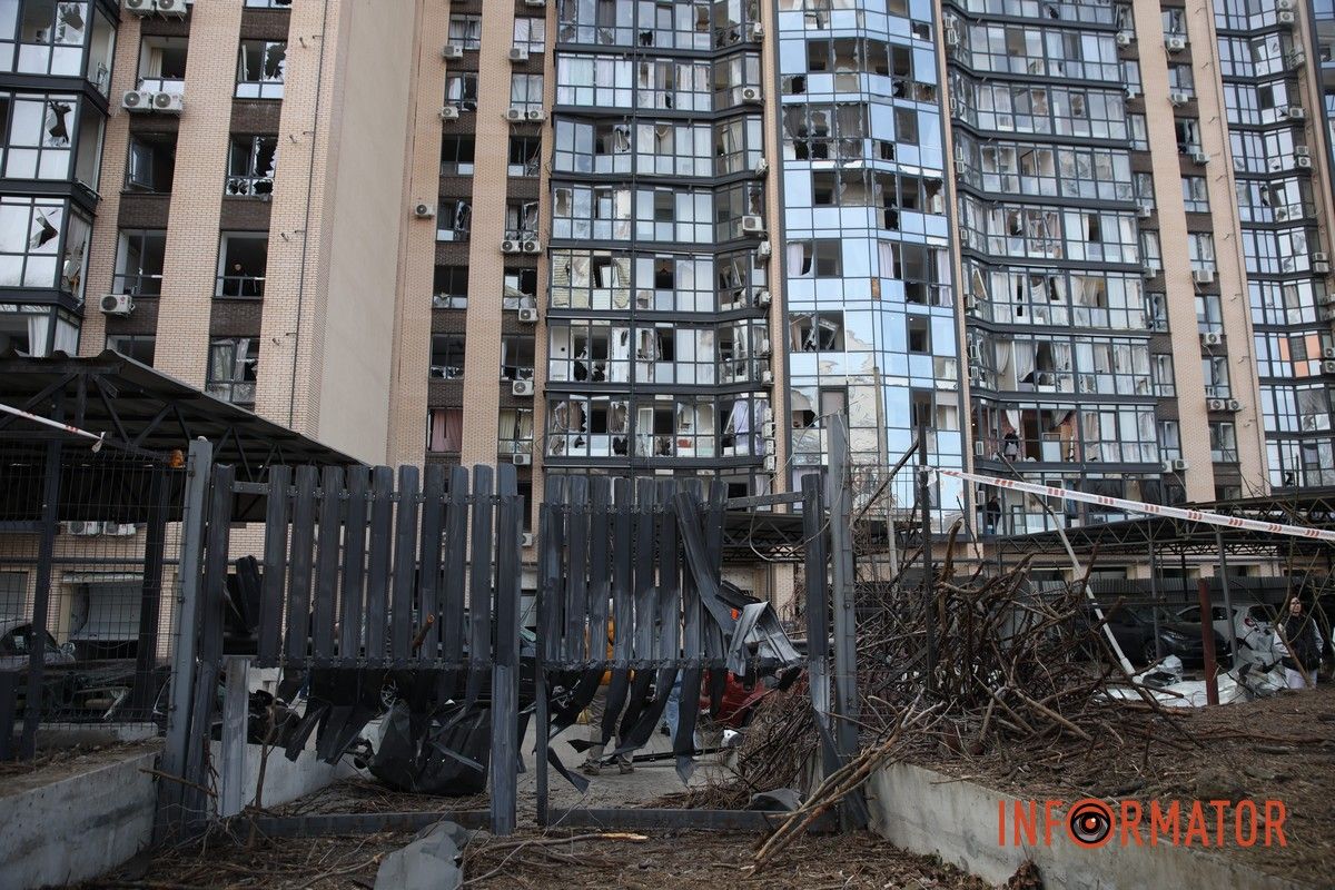 Потрощені та знищені вогнем автомобілі, бите скло на уламки: як виглядають місця «прильотів» БпЛА у Дніпрі 3