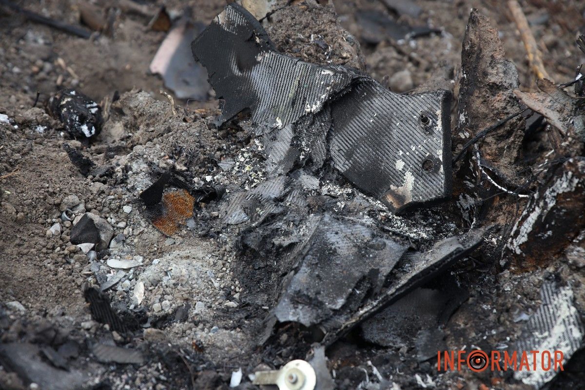 Потрощені та знищені вогнем автомобілі, бите скло на уламки: як виглядають місця «прильотів» БпЛА у Дніпрі 17