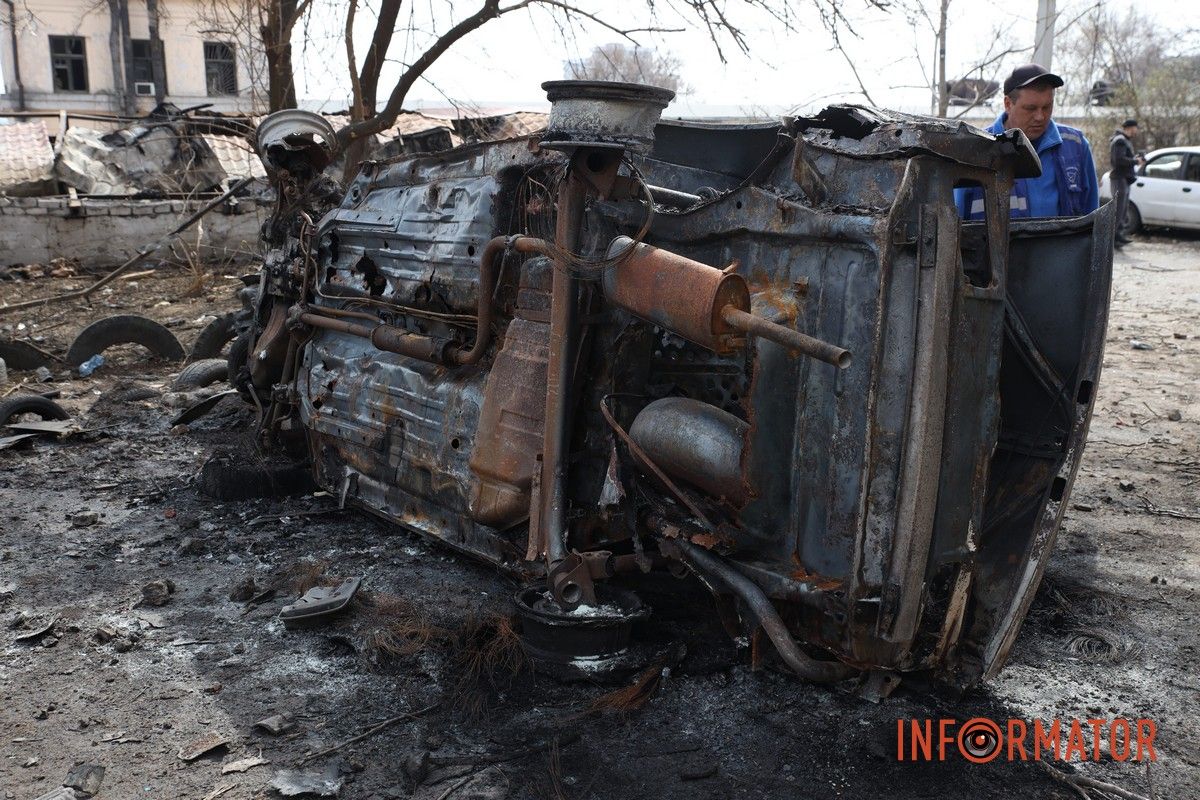 Потрощені та знищені вогнем автомобілі, бите скло на уламки: як виглядають місця «прильотів» БпЛА у Дніпрі 16