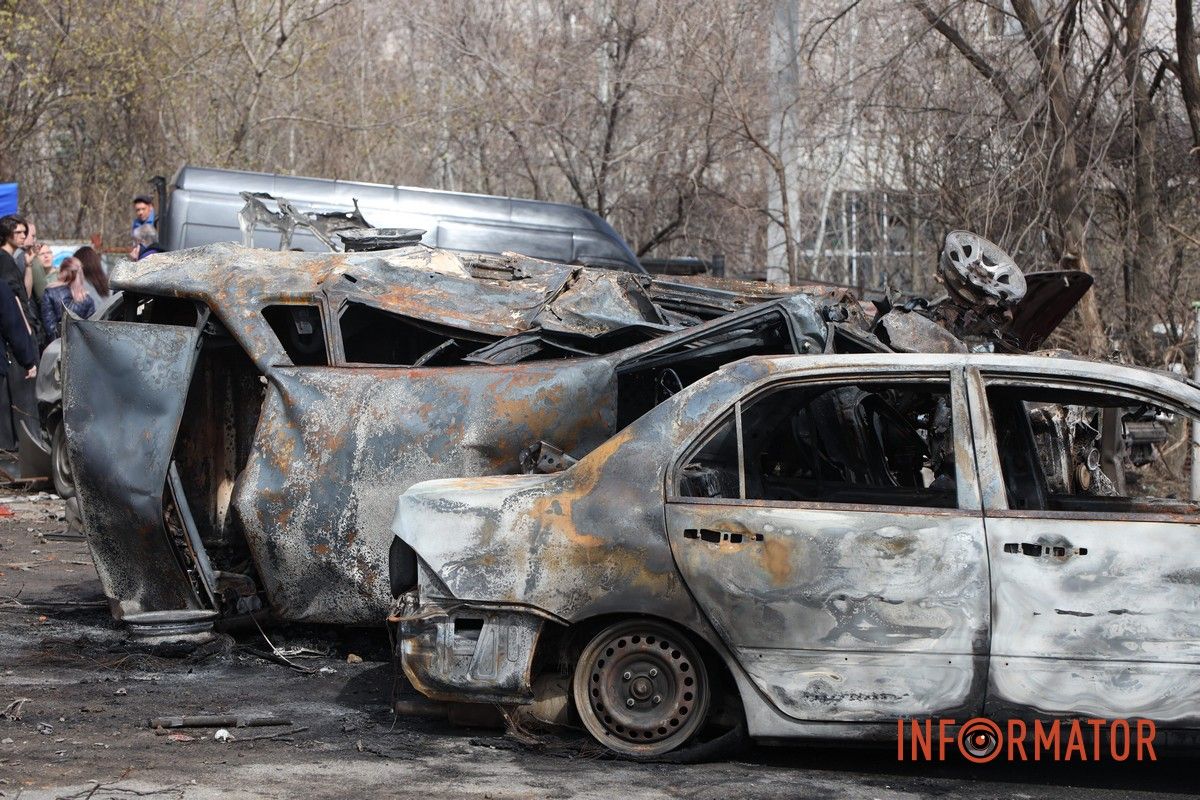 Потрощені та знищені вогнем автомобілі, бите скло на уламки: як виглядають місця «прильотів» БпЛА у Дніпрі 13