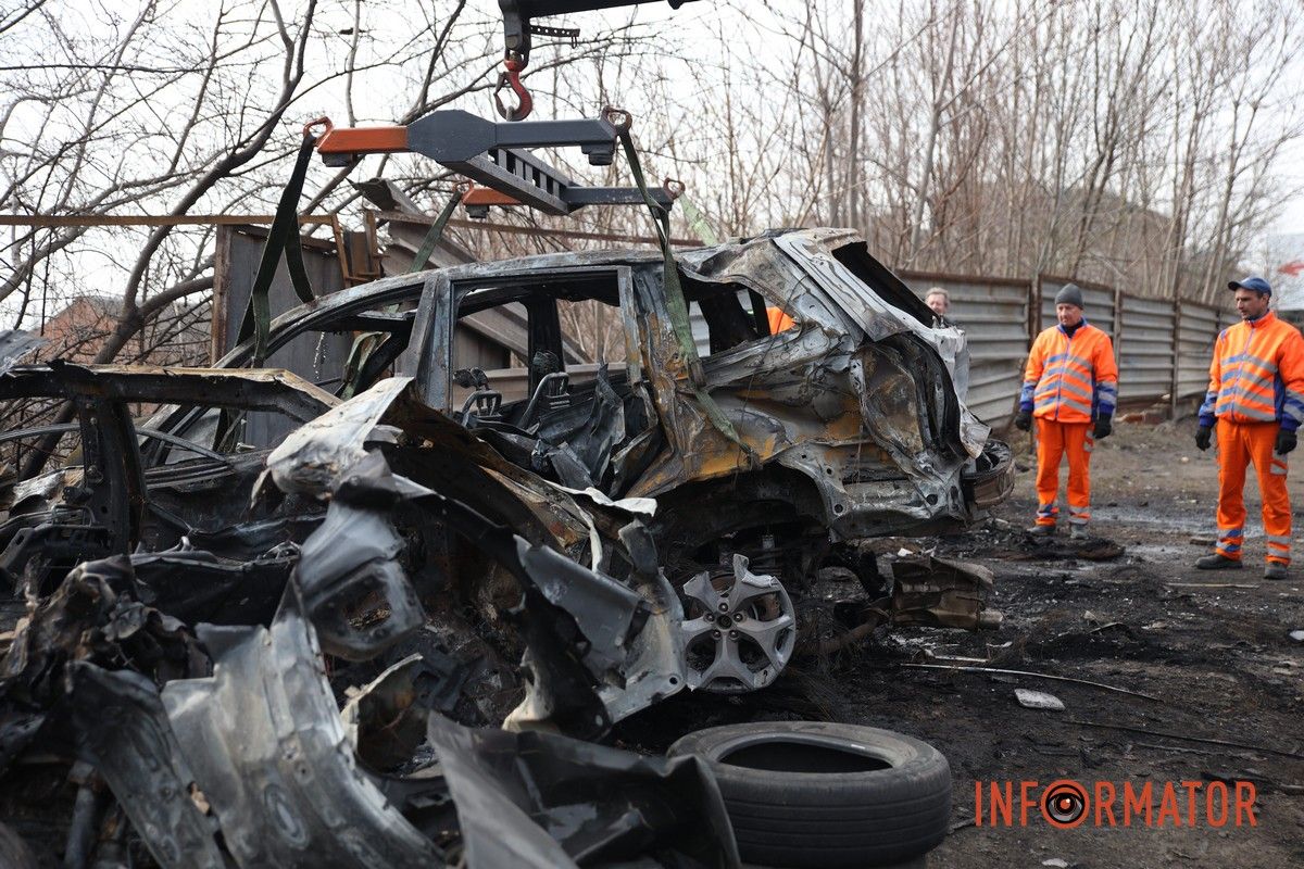 Потрощені та знищені вогнем автомобілі, бите скло на уламки: як виглядають місця «прильотів» БпЛА у Дніпрі 12