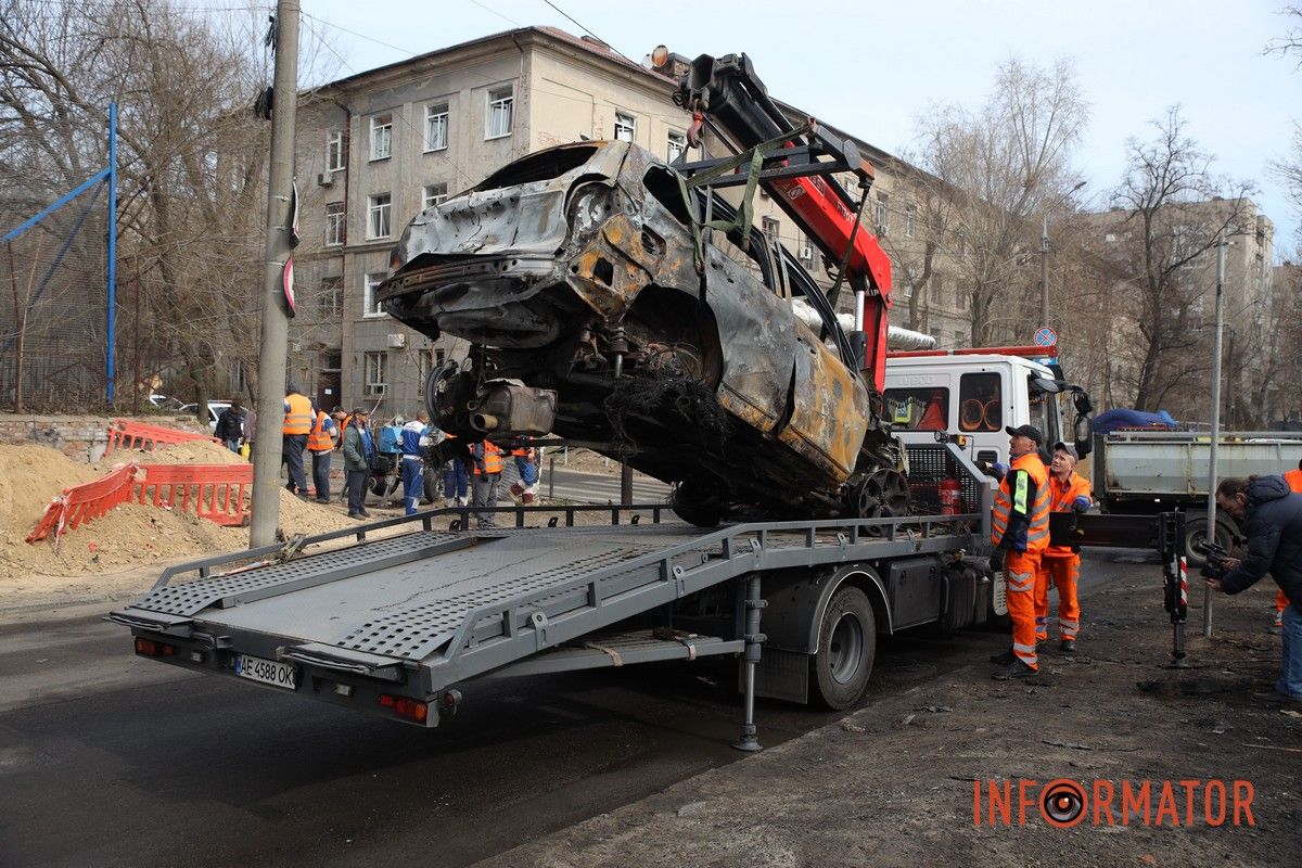 Потрощені та знищені вогнем автомобілі, бите скло на уламки: як виглядають місця «прильотів» БпЛА у Дніпрі 18