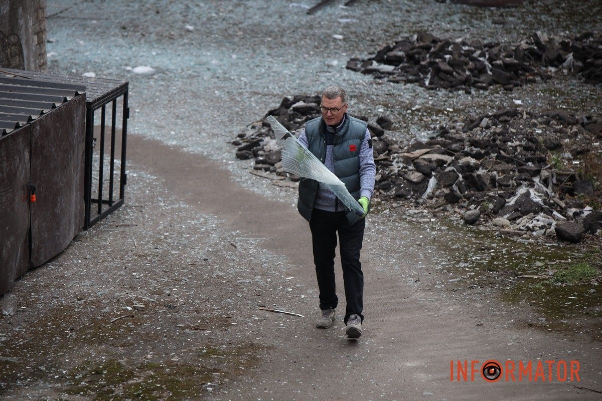 Потрощені та знищені вогнем автомобілі, бите скло на уламки: як виглядають місця «прильотів» БпЛА у Дніпрі 14