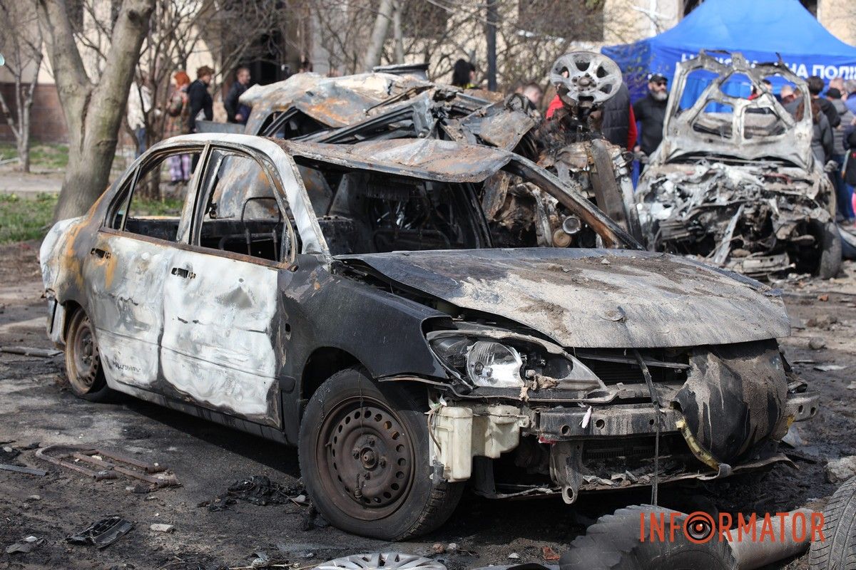 Потрощені та знищені вогнем автомобілі, бите скло на уламки: як виглядають місця «прильотів» БпЛА у Дніпрі 15