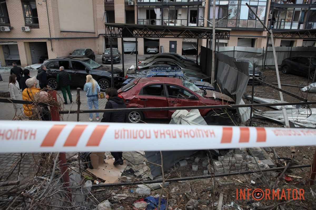 Потрощені та знищені вогнем автомобілі, бите скло на уламки: як виглядають місця «прильотів» БпЛА у Дніпрі 10