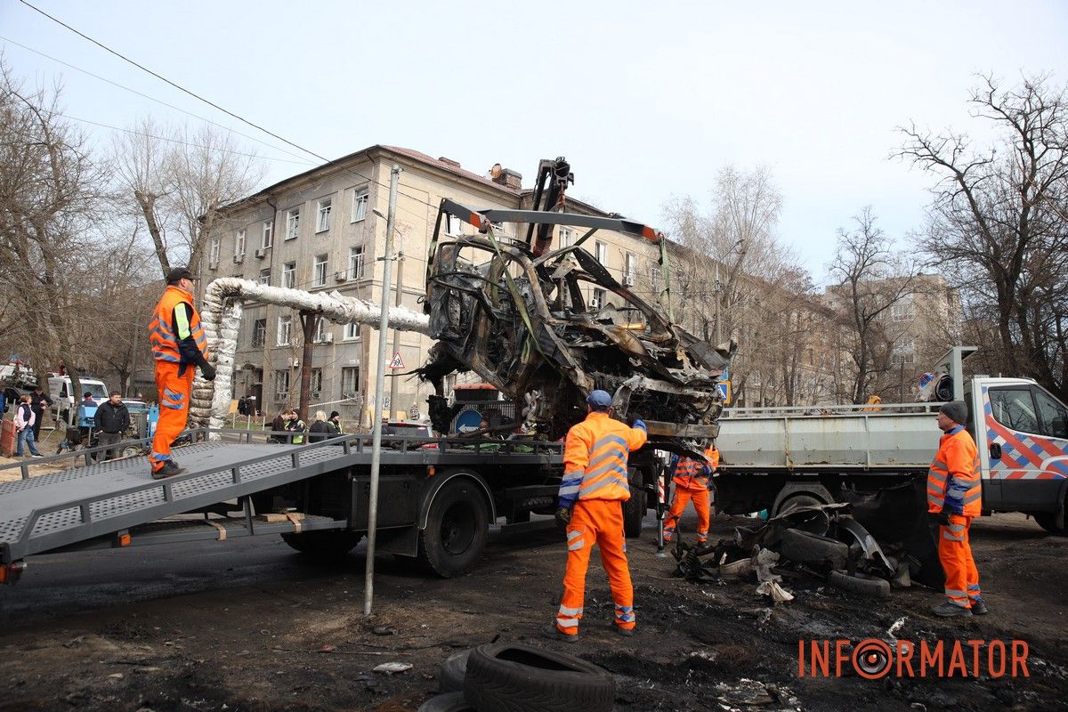Потрощені та знищені вогнем автомобілі, бите скло на уламки: як виглядають місця «прильотів» БпЛА у Дніпрі 11
