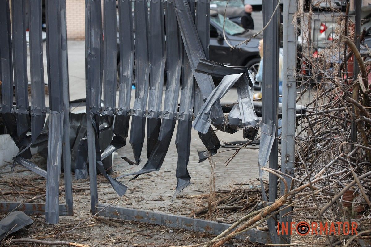 Потрощені та знищені вогнем автомобілі, бите скло на уламки: як виглядають місця «прильотів» БпЛА у Дніпрі 27