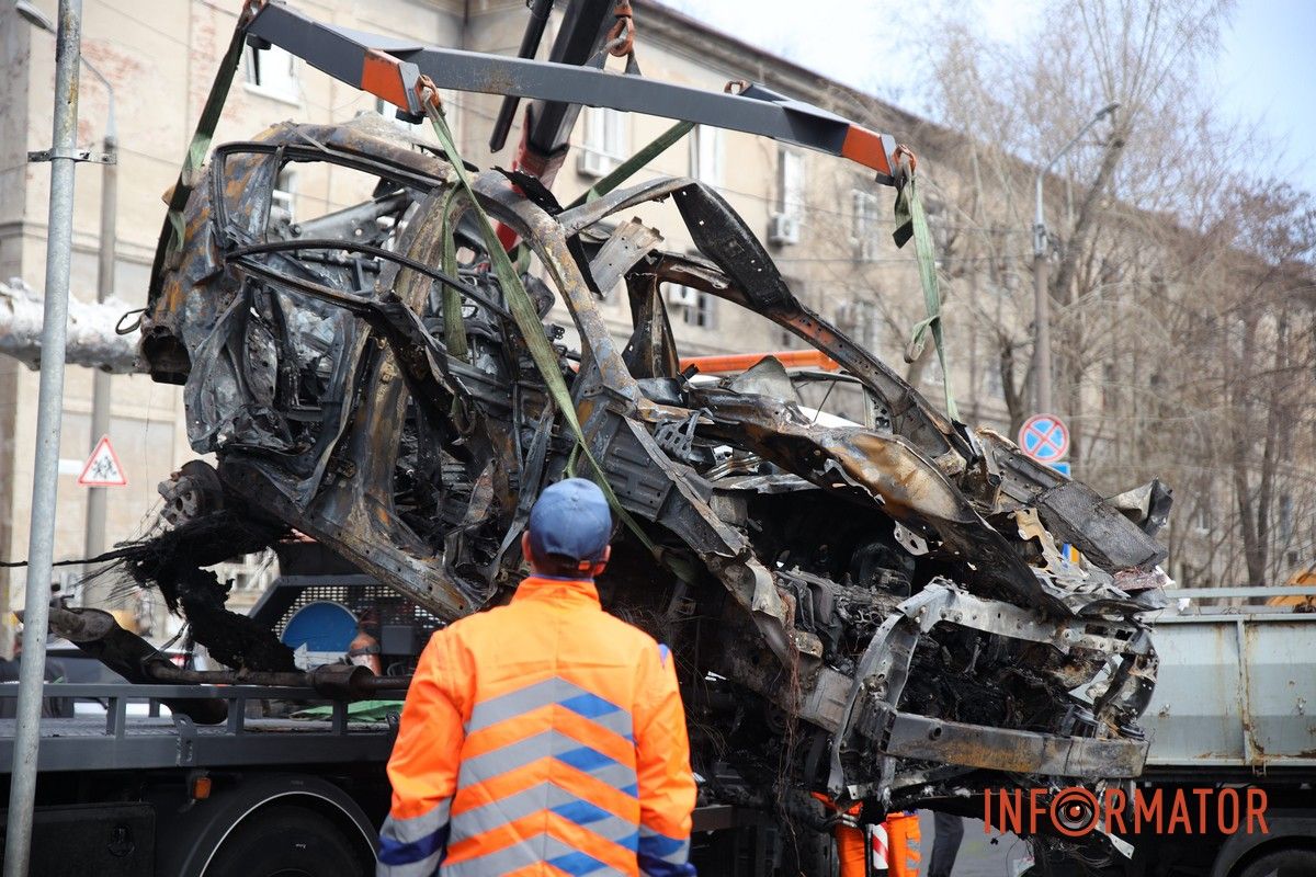 Потрощені та знищені вогнем автомобілі, бите скло на уламки: як виглядають місця «прильотів» БпЛА у Дніпрі 24