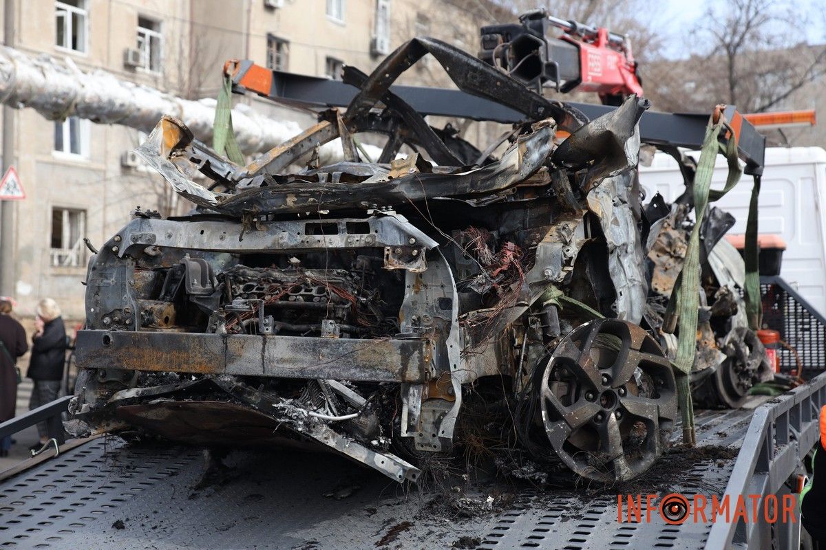 Потрощені та знищені вогнем автомобілі, бите скло на уламки: як виглядають місця «прильотів» БпЛА у Дніпрі 21