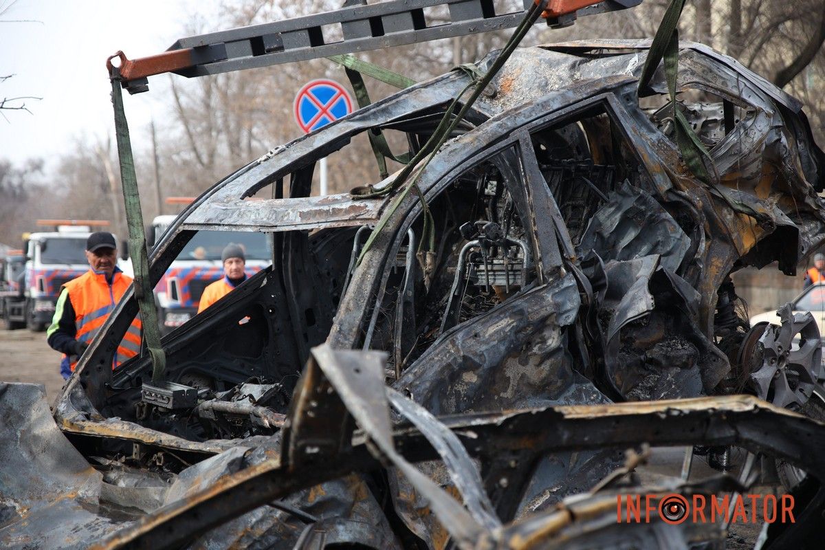 Потрощені та знищені вогнем автомобілі, бите скло на уламки: як виглядають місця «прильотів» БпЛА у Дніпрі 26