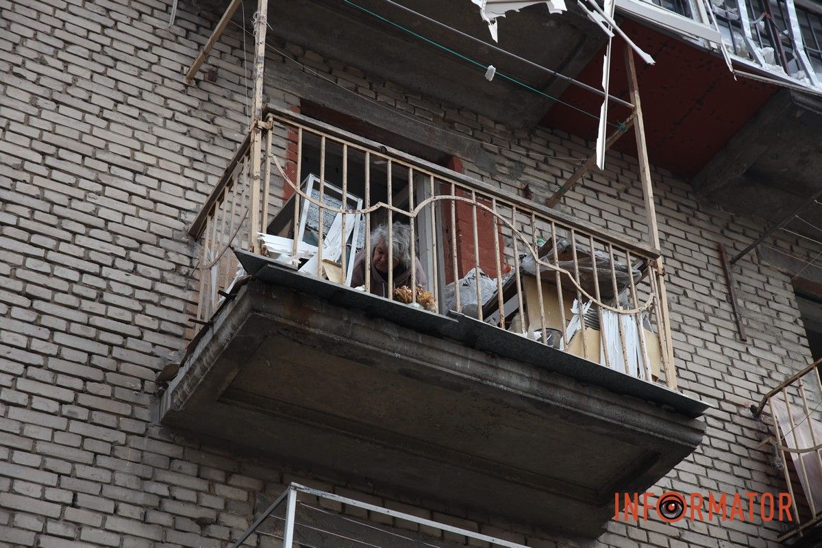 Потрощені та знищені вогнем автомобілі, бите скло на уламки: як виглядають місця «прильотів» БпЛА у Дніпрі 25