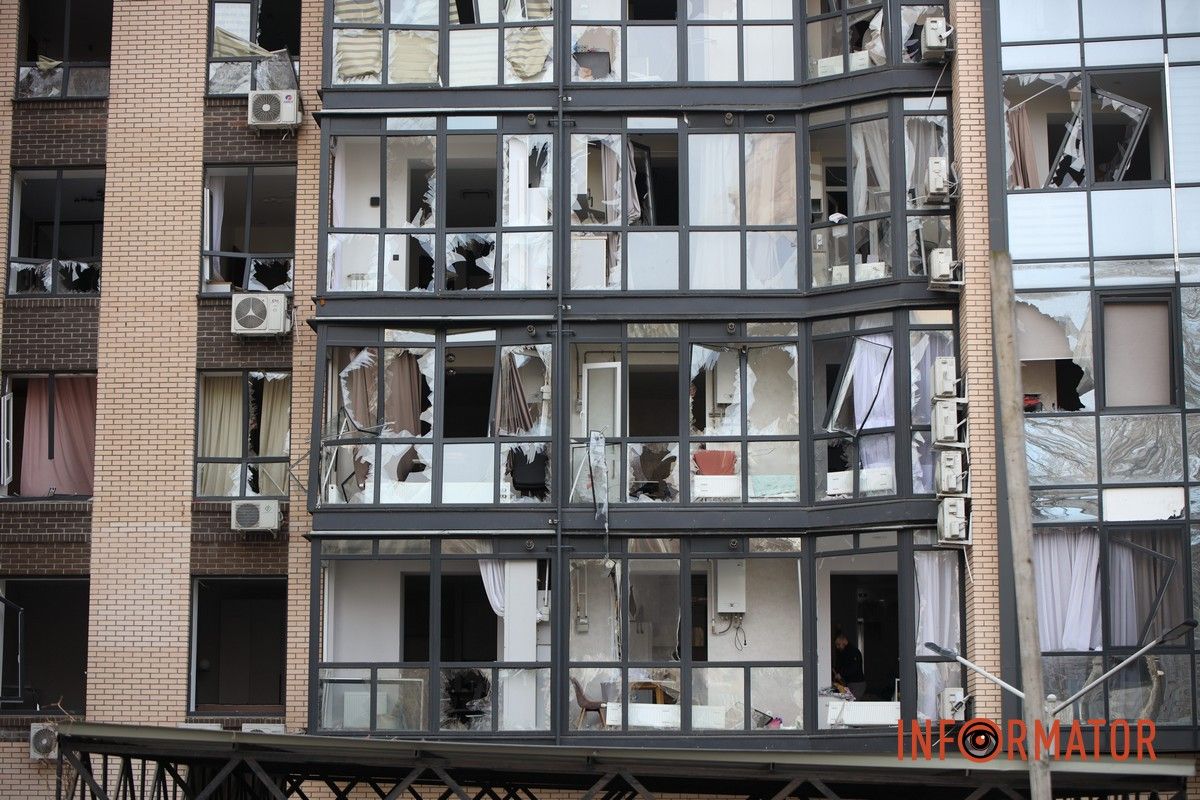 Потрощені та знищені вогнем автомобілі, бите скло на уламки: як виглядають місця «прильотів» БпЛА у Дніпрі 19