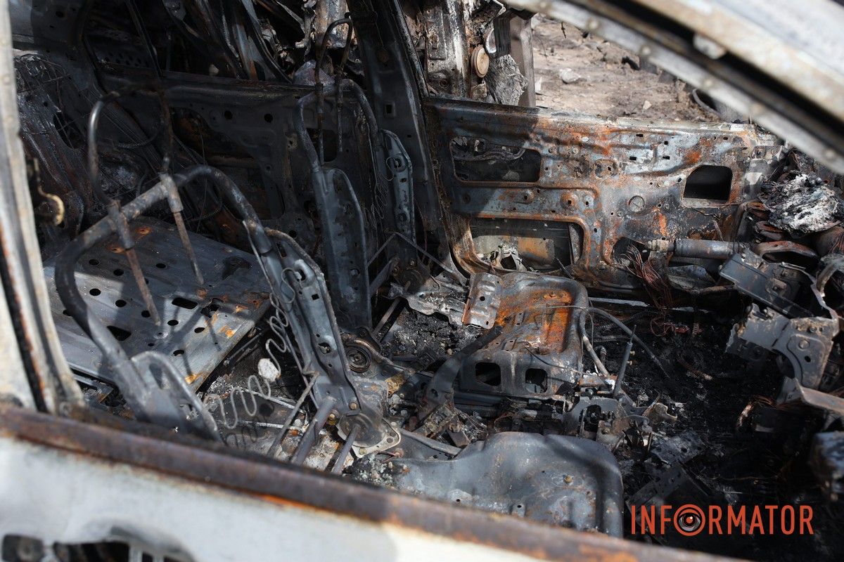 Потрощені та знищені вогнем автомобілі, бите скло на уламки: як виглядають місця «прильотів» БпЛА у Дніпрі 22