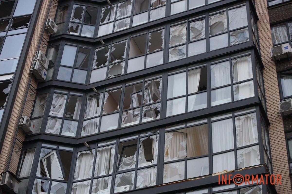 Потрощені та знищені вогнем автомобілі, бите скло на уламки: як виглядають місця «прильотів» БпЛА у Дніпрі 23