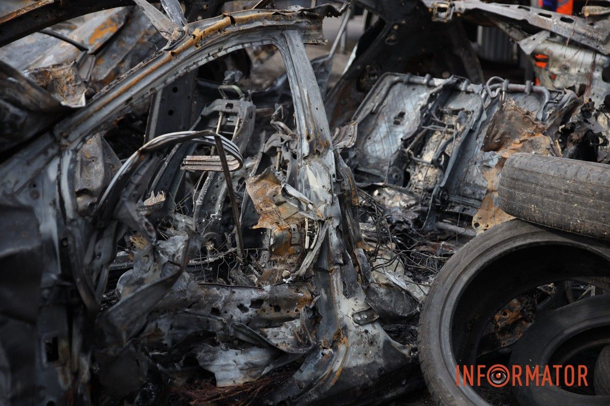Потрощені та знищені вогнем автомобілі, бите скло на уламки: як виглядають місця «прильотів» БпЛА у Дніпрі 31