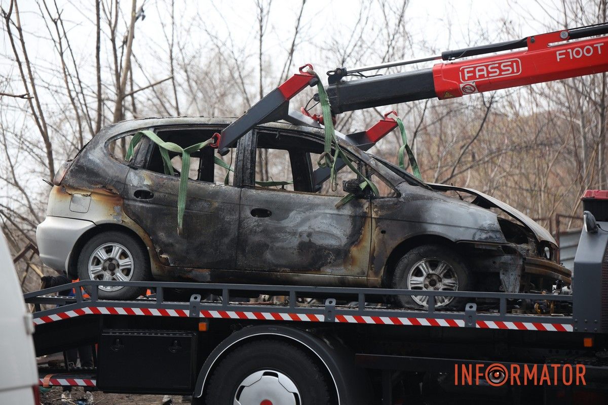 Потрощені та знищені вогнем автомобілі, бите скло на уламки: як виглядають місця «прильотів» БпЛА у Дніпрі 33