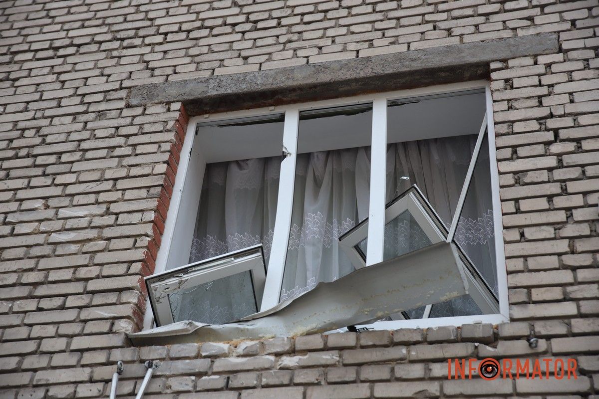 Потрощені та знищені вогнем автомобілі, бите скло на уламки: як виглядають місця «прильотів» БпЛА у Дніпрі 34