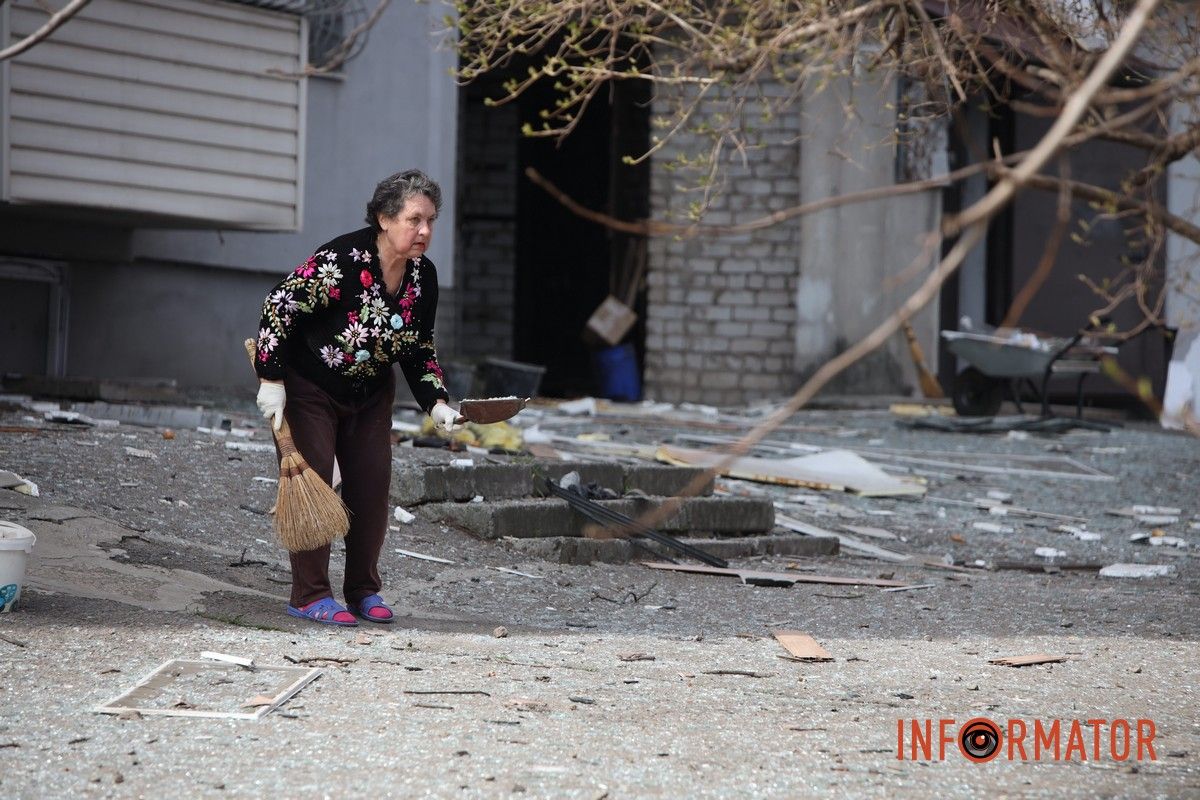 Потрощені та знищені вогнем автомобілі, бите скло на уламки: як виглядають місця «прильотів» БпЛА у Дніпрі 35