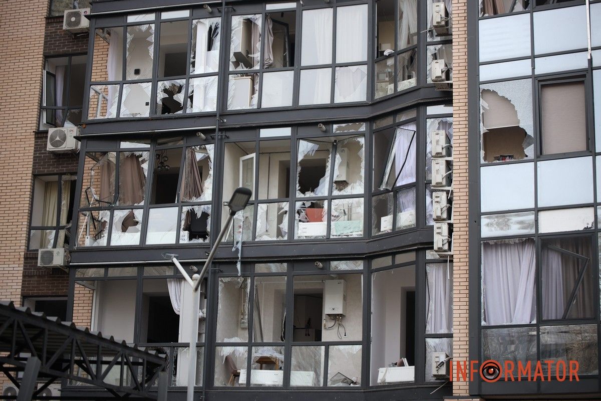 Потрощені та знищені вогнем автомобілі, бите скло на уламки: як виглядають місця «прильотів» БпЛА у Дніпрі 30