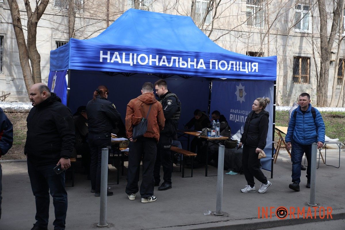 Потрощені та знищені вогнем автомобілі, бите скло на уламки: як виглядають місця «прильотів» БпЛА у Дніпрі 29