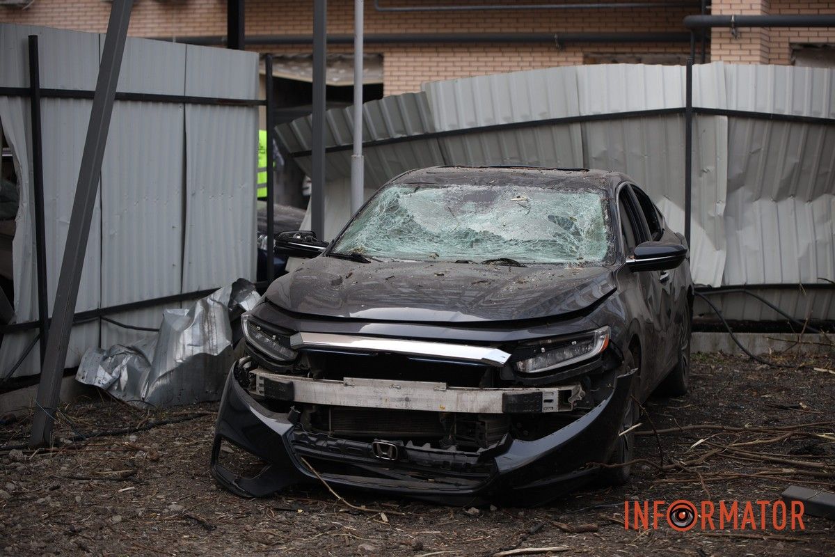 Потрощені та знищені вогнем автомобілі, бите скло на уламки: як виглядають місця «прильотів» БпЛА у Дніпрі 28