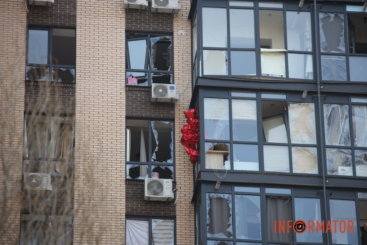 Потрощені та знищені вогнем автомобілі, бите скло на уламки: як виглядають місця «прильотів» БпЛА у Дніпрі 32