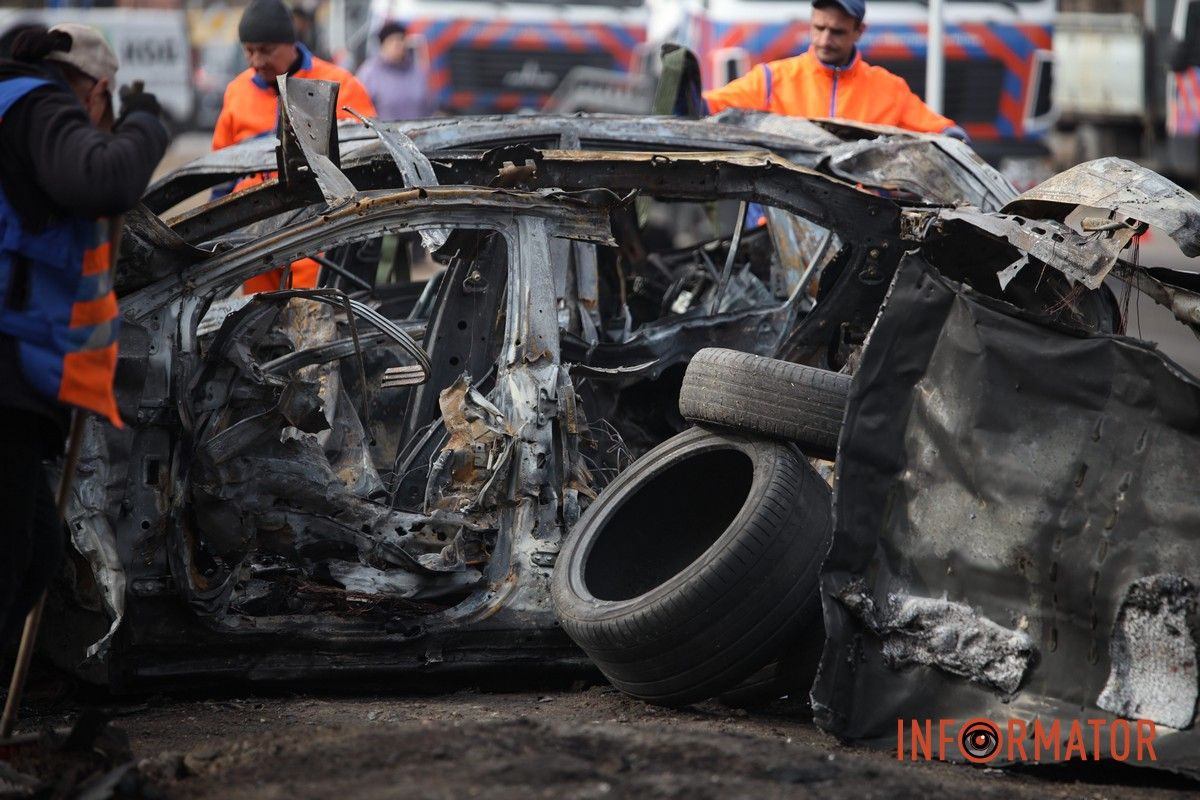 Потрощені та знищені вогнем автомобілі, бите скло на уламки: як виглядають місця «прильотів» БпЛА у Дніпрі 37