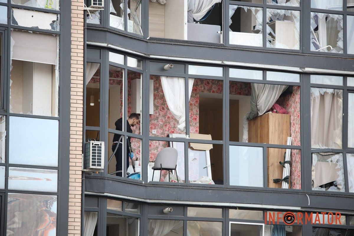 Потрощені та знищені вогнем автомобілі, бите скло на уламки: як виглядають місця «прильотів» БпЛА у Дніпрі 38