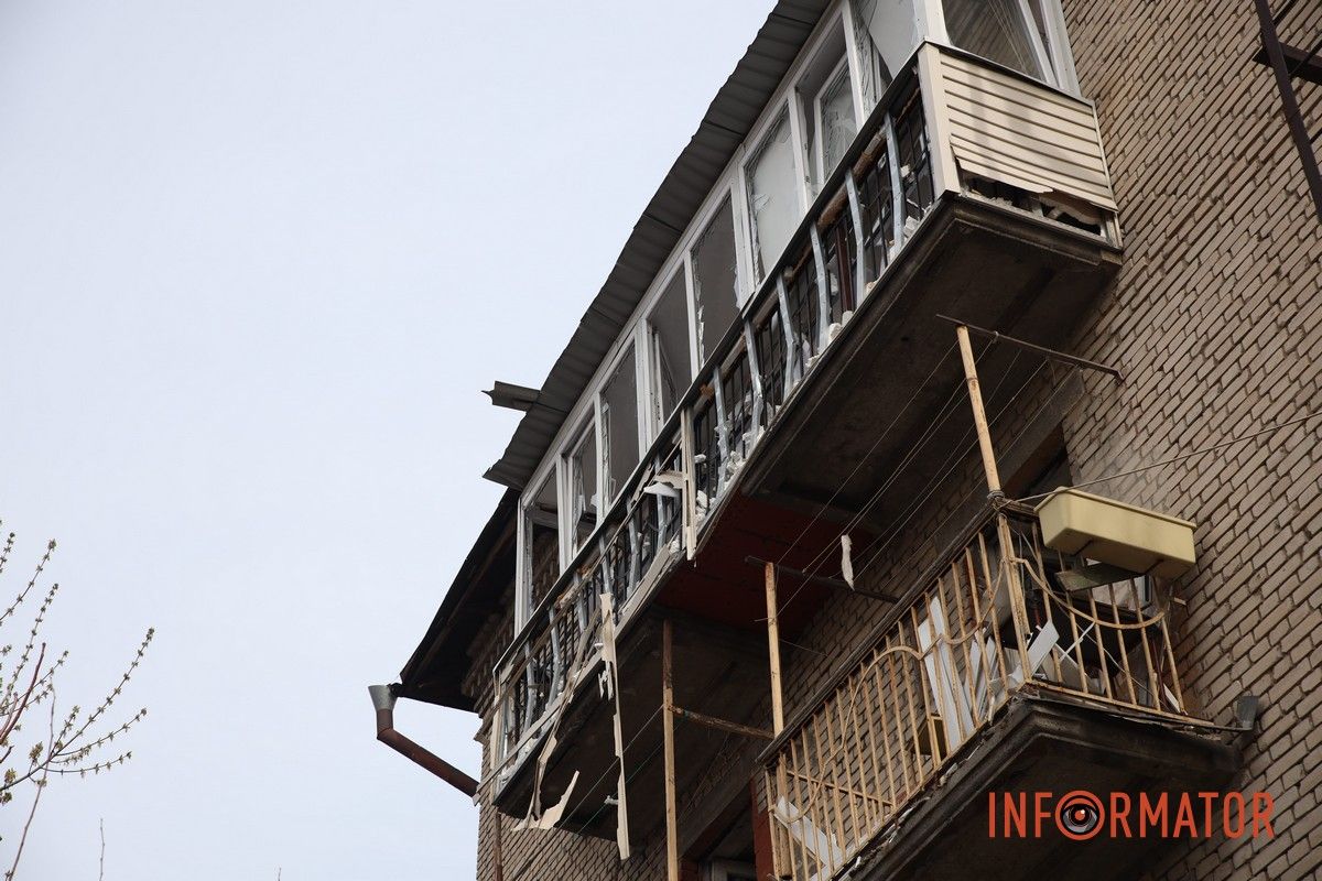 Потрощені та знищені вогнем автомобілі, бите скло на уламки: як виглядають місця «прильотів» БпЛА у Дніпрі 42