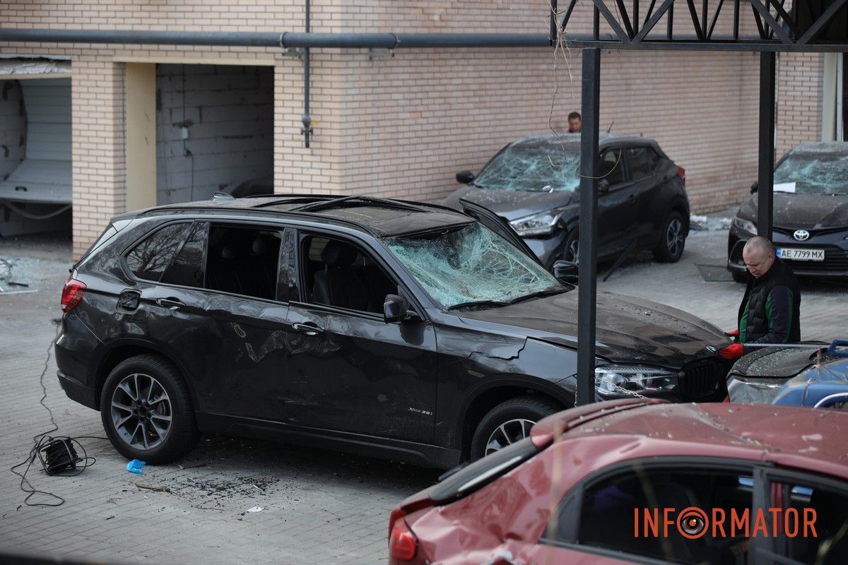 Потрощені та знищені вогнем автомобілі, бите скло на уламки: як виглядають місця «прильотів» БпЛА у Дніпрі 41