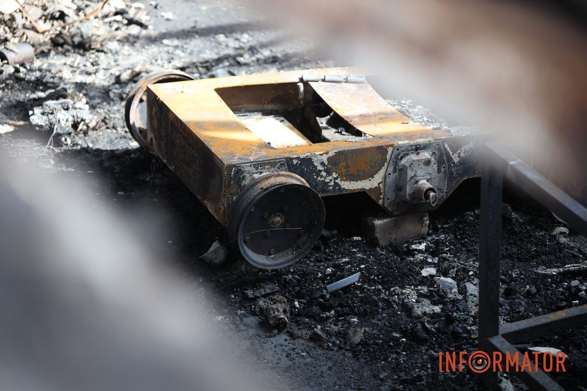 Потрощені та знищені вогнем автомобілі, бите скло на уламки: як виглядають місця «прильотів» БпЛА у Дніпрі 45