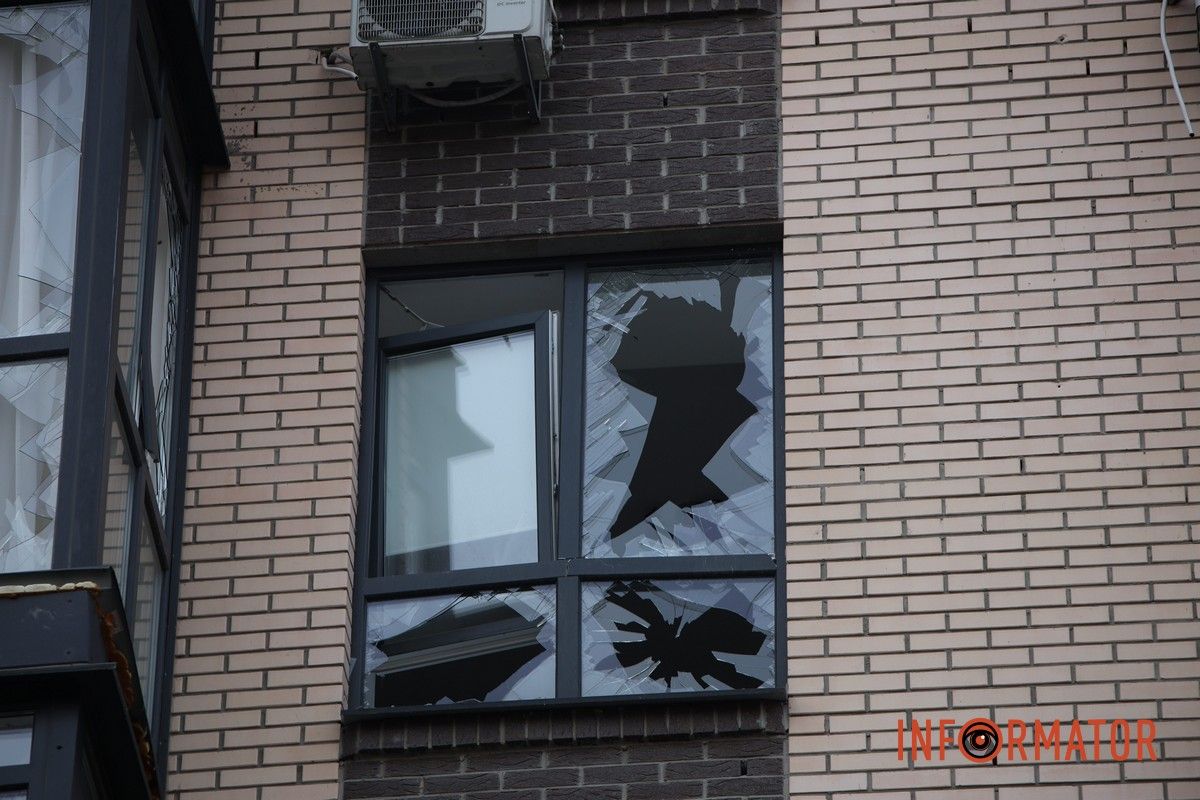 Потрощені та знищені вогнем автомобілі, бите скло на уламки: як виглядають місця «прильотів» БпЛА у Дніпрі 44