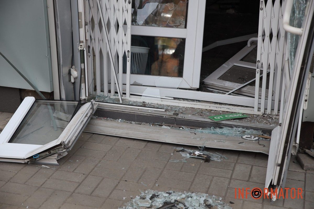 Потрощені та знищені вогнем автомобілі, бите скло на уламки: як виглядають місця «прильотів» БпЛА у Дніпрі 43