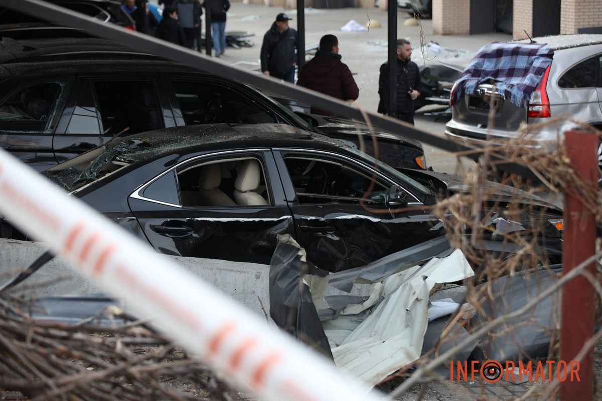 Потрощені та знищені вогнем автомобілі, бите скло на уламки: як виглядають місця «прильотів» БпЛА у Дніпрі 39