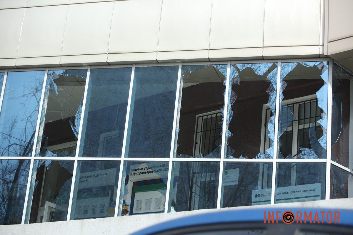 Потрощені та знищені вогнем автомобілі, бите скло на уламки: як виглядають місця «прильотів» БпЛА у Дніпрі 40