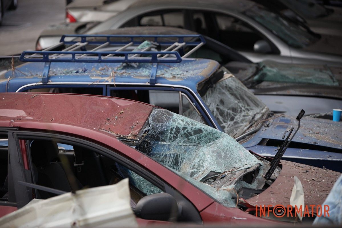 Потрощені та знищені вогнем автомобілі, бите скло на уламки: як виглядають місця «прильотів» БпЛА у Дніпрі 50