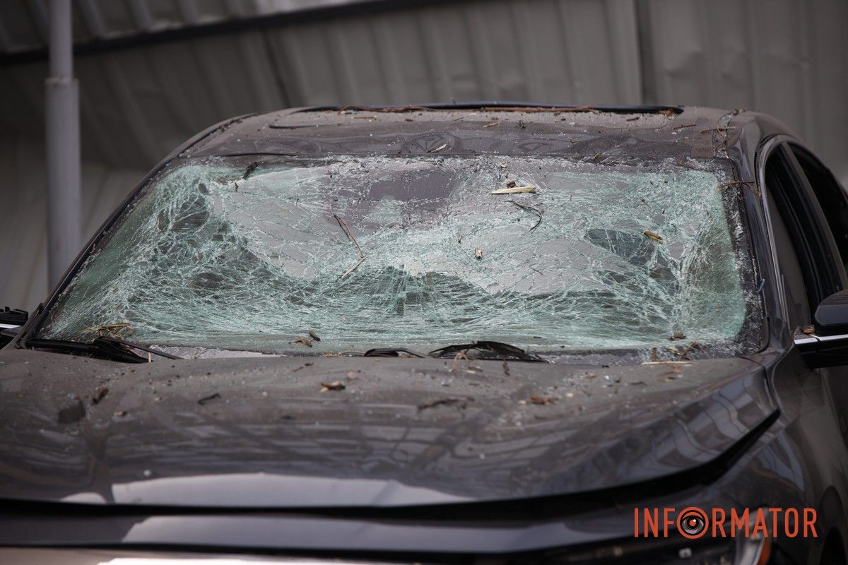 Потрощені та знищені вогнем автомобілі, бите скло на уламки: як виглядають місця «прильотів» БпЛА у Дніпрі 47