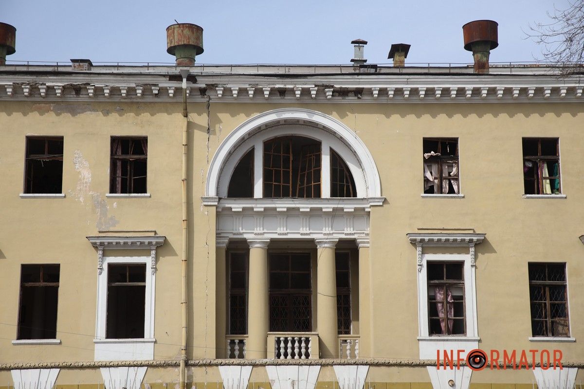 Потрощені та знищені вогнем автомобілі, бите скло на уламки: як виглядають місця «прильотів» БпЛА у Дніпрі 46