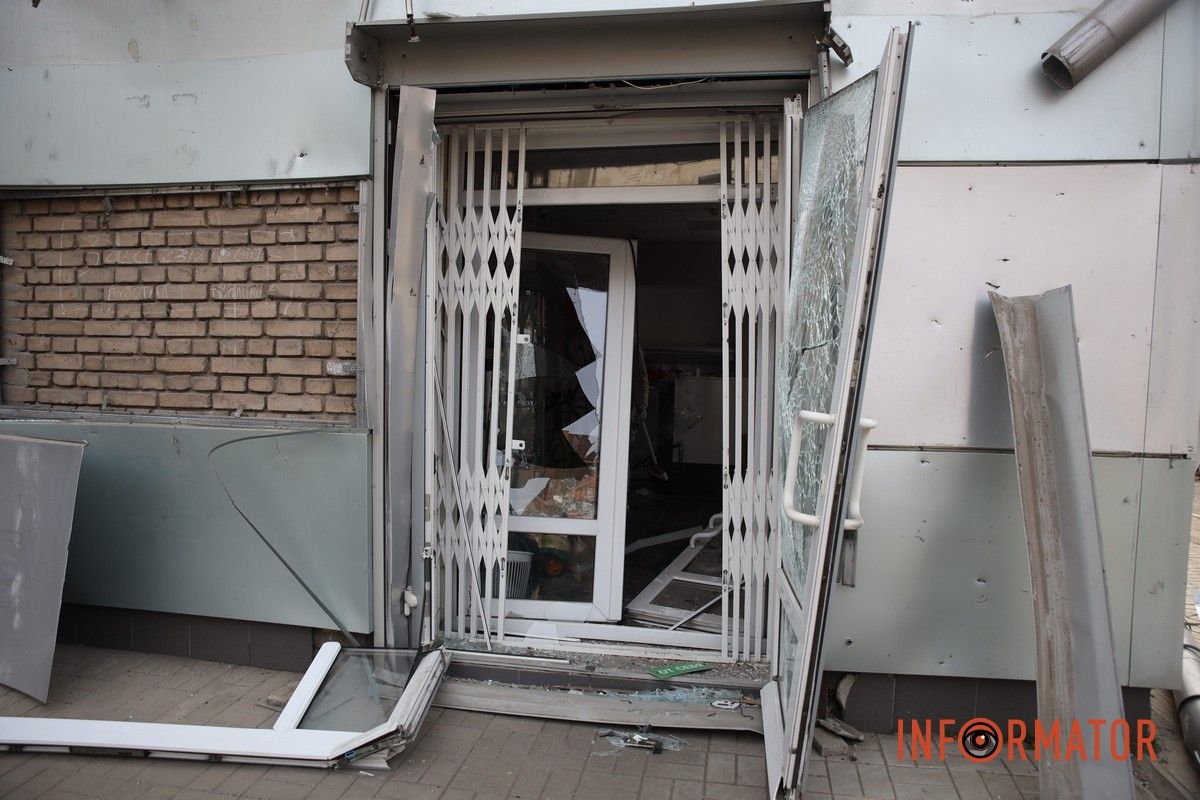 Потрощені та знищені вогнем автомобілі, бите скло на уламки: як виглядають місця «прильотів» БпЛА у Дніпрі 52