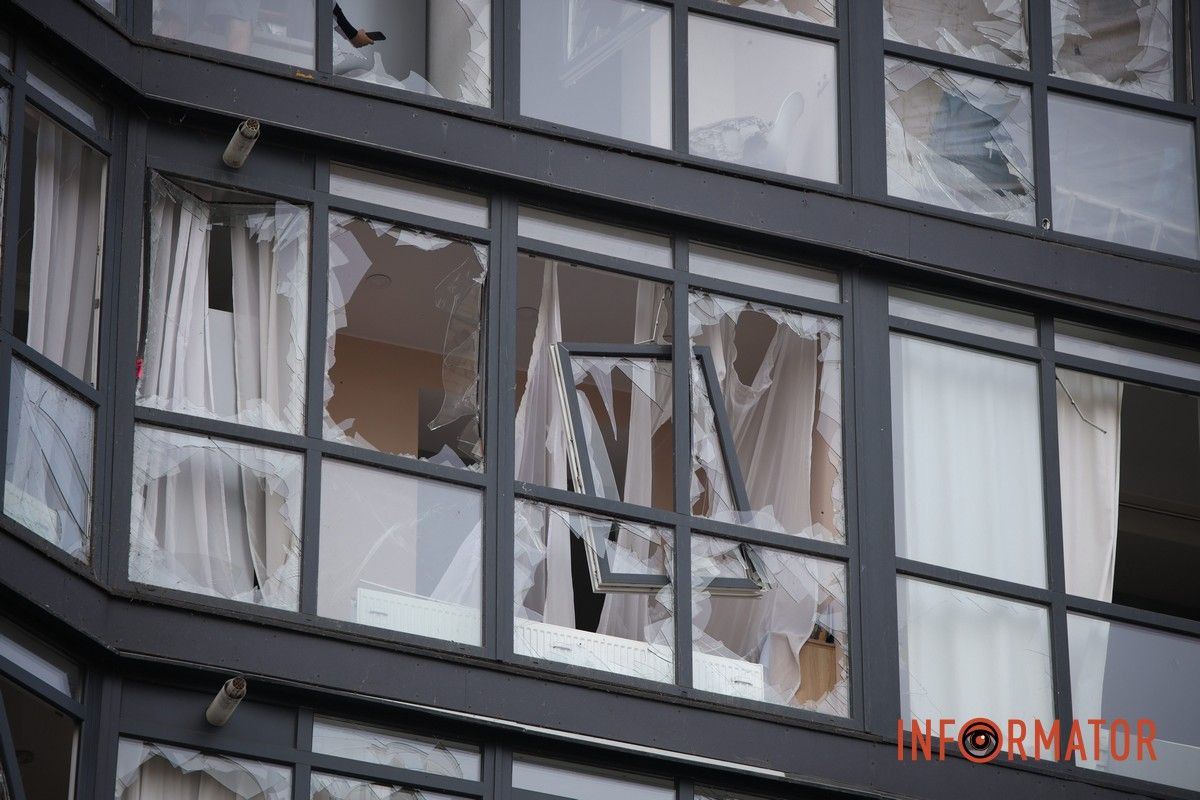 Потрощені та знищені вогнем автомобілі, бите скло на уламки: як виглядають місця «прильотів» БпЛА у Дніпрі 51