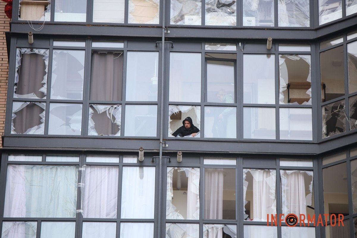 Потрощені та знищені вогнем автомобілі, бите скло на уламки: як виглядають місця «прильотів» БпЛА у Дніпрі 48