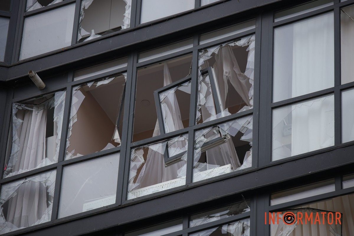 Потрощені та знищені вогнем автомобілі, бите скло на уламки: як виглядають місця «прильотів» БпЛА у Дніпрі 53