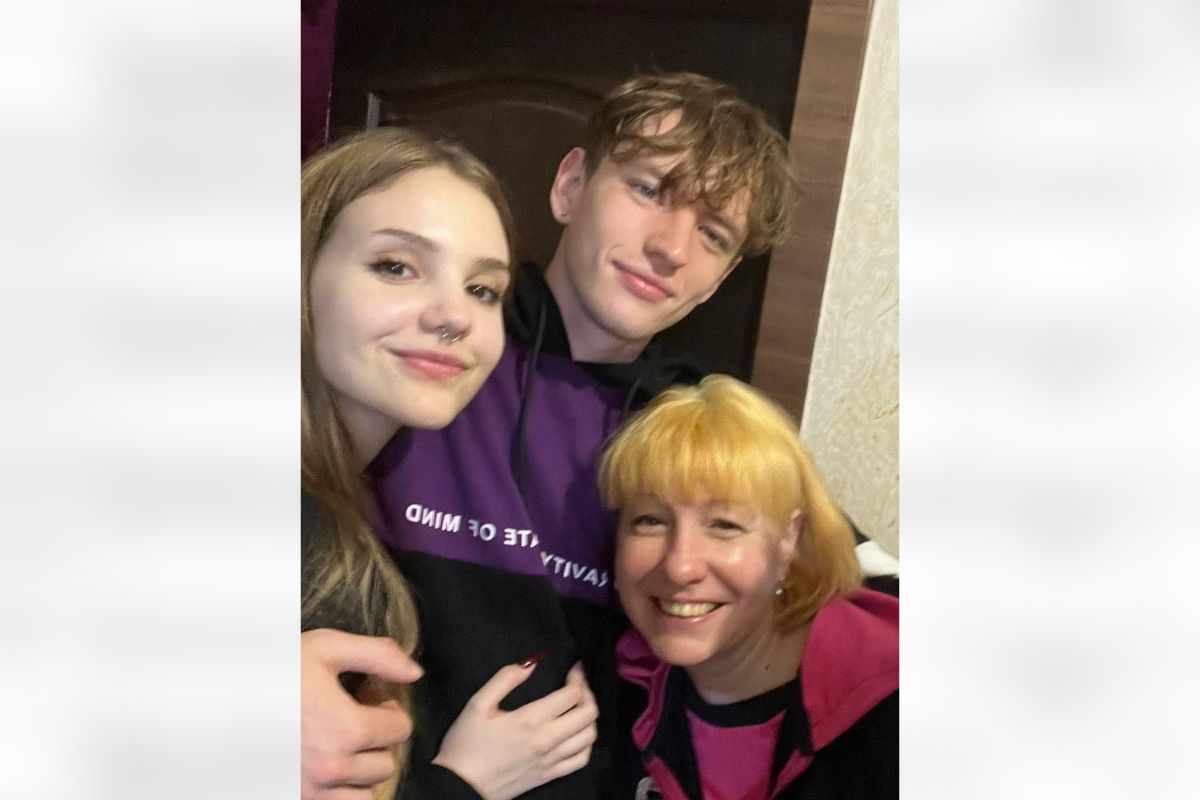 На фото: Дарья Никум, ее парень и мать