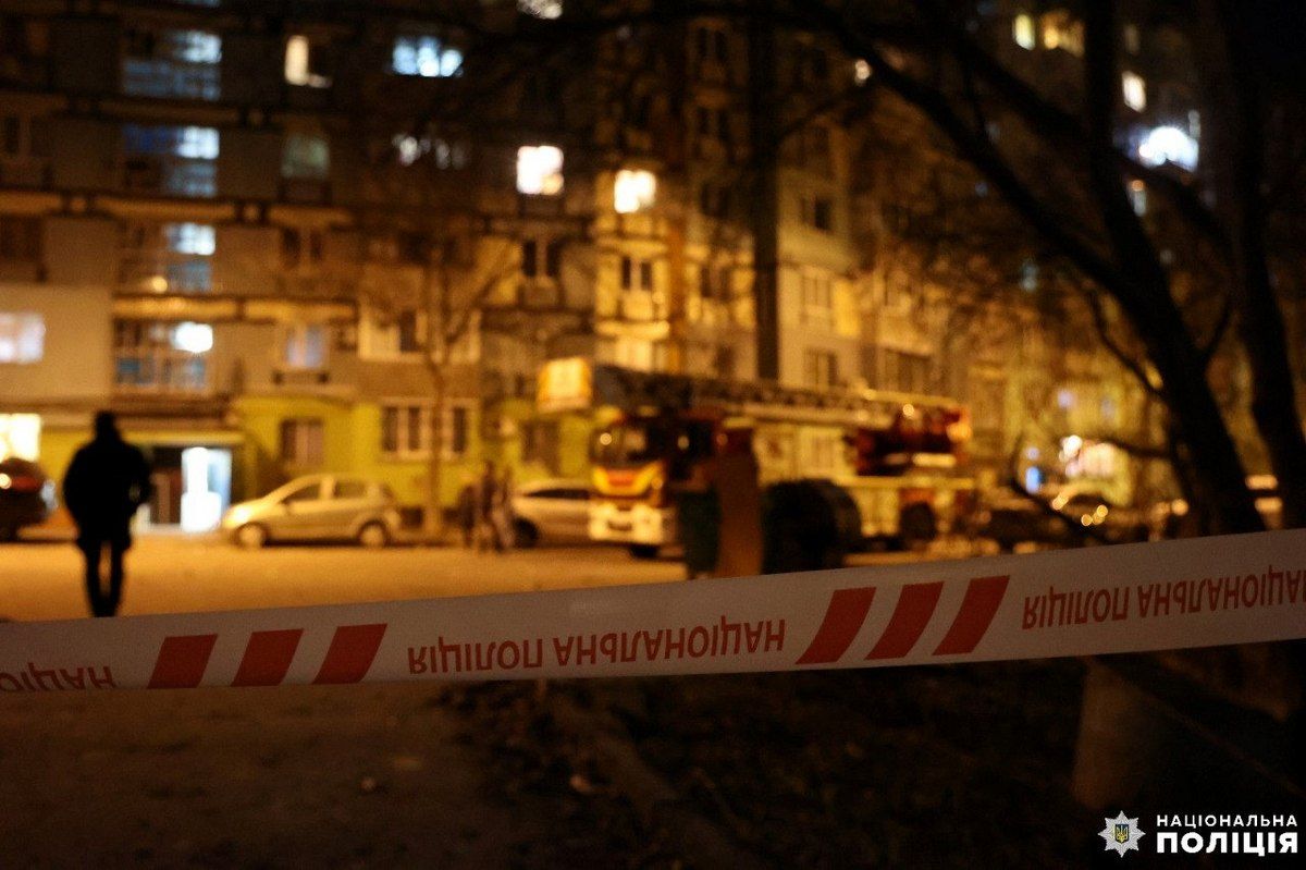 На местах ударов действуют все экстренные службы: полицейские, взрывотехники и медики