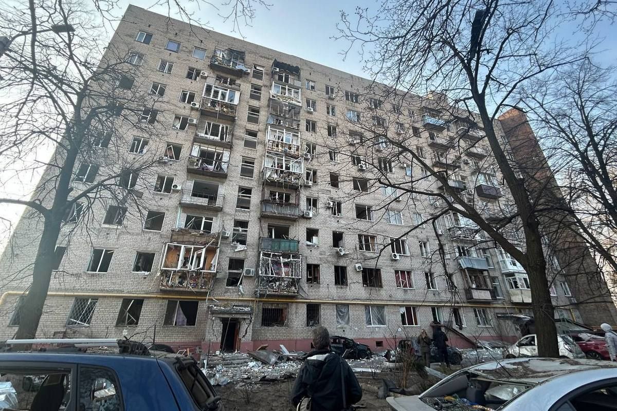 Понівечені вікна та балкони 