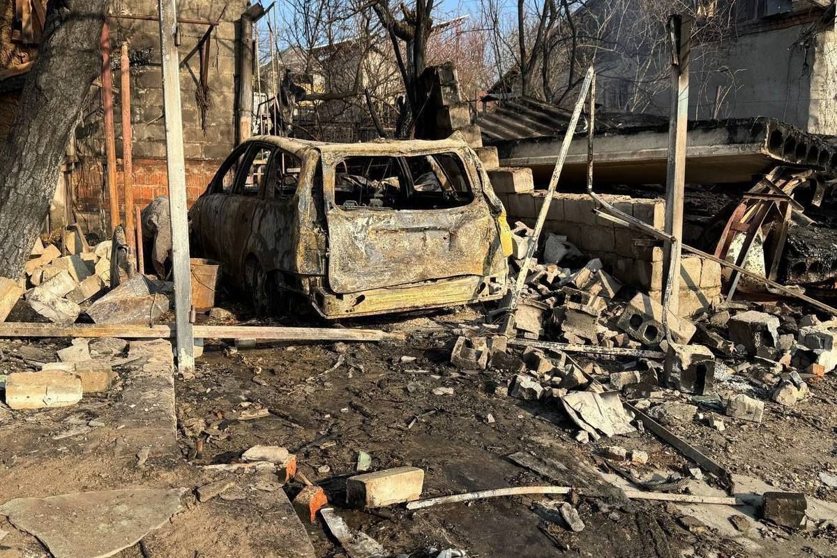 Каміння, згоріле авто 